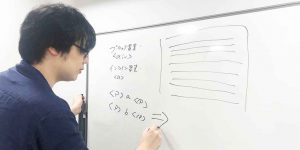 ホワイトボード前のたつやさん