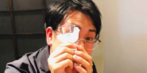 会食中の柴田。おちょこが鳥の